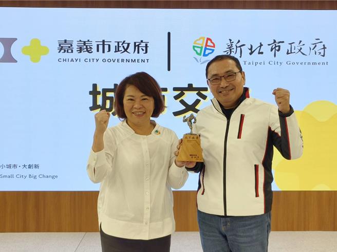 新北市长侯友宜今天参访嘉义市，嘉义市长黄敏惠致赠KANO吴明捷雕像纪念。（廖素慧摄）