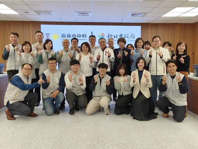  侯友宜今天率新北市政府团队参访嘉义市，嘉义市长黄敏惠率市府团队热情接待。（廖素慧摄）