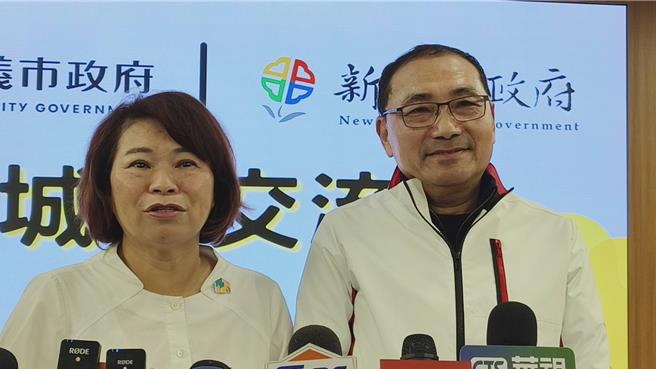 新北市长侯友宜、嘉义市长黄敏惠受访谈超徵税收的用途。（廖素慧摄）