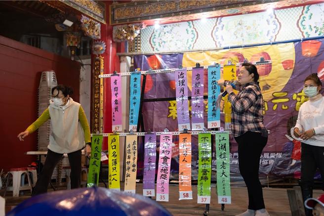 金門家扶中心展愛義工隊昨晚在北鎮廟前戲台辦理「來去北門里 親子猜謎鬧元宵」活動，雖然下著綿綿細雨，仍舊吸引許多親子及鄉親到場參加。（圖／金門家扶中心）