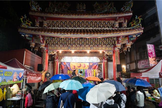 金門家扶中心展愛義工隊昨晚在北鎮廟前戲台辦理「來去北門里 親子猜謎鬧元宵」活動，雖然下著綿綿細雨，仍舊吸引許多親子及鄉親到場參加。（圖／金門家扶中心）