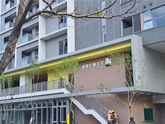 台北市政府推社会住宅特殊身分评点机制有成，北市社会局13日公布成果，旧宗、和兴水岸和广慈社宅去年有2001户申请，其中单亲家庭申请数占总额11.04％，经加分有9.04％获正取，等于221户中约有181户获正取。图为经贸社会住宅。（示意图／温予菱摄）