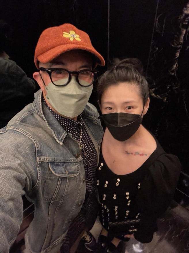 大S、具俊晔出门时都会在电梯自拍。（大S脸书）