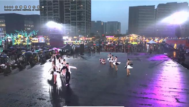 2025台湾灯会在桃园，12日元宵节晚间在赖清德总统挥棒下揭开序幕，不过当日桃园各地下雨，直到晚间雨势愈来愈大，而主灯区的中央舞台未有遮雨设备，导致表演者冒雨表演，甚至还因地面湿滑在演出中多次跌倒，造成受伤，引起民眾在网路上热议。（翻摄自桃园事直播）