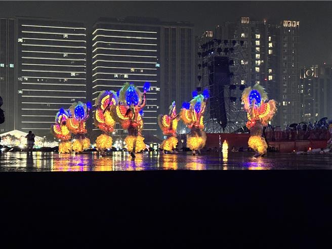 2025台湾灯会在桃园，12日元宵节晚间在赖清德总统挥棒下揭开序幕，不过当日桃园各地下雨，直到晚间雨势愈来愈大，而主灯区的中央舞台未有遮雨设备，导致表演者冒雨表演，甚至还因地面湿滑在演出中多次跌倒，造成受伤，引起民眾在网路上热议。（廖姮玥摄）