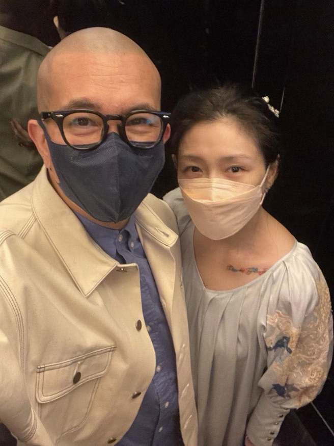 大S、具俊晔出门时都会在电梯自拍。（大S脸书）