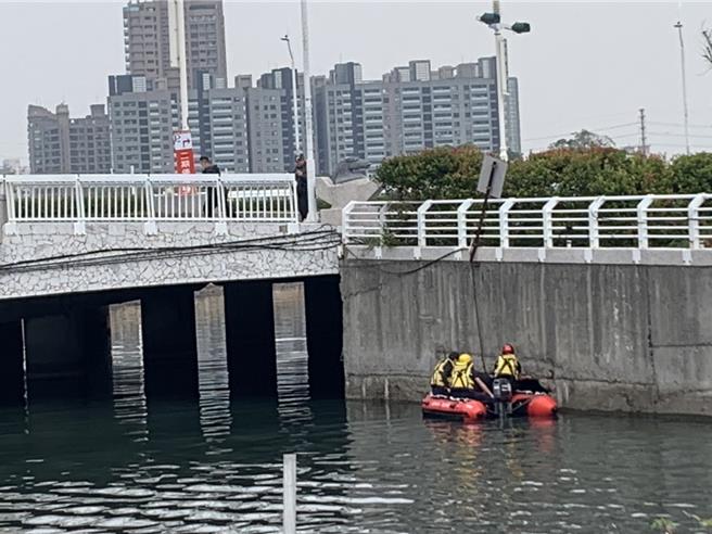 警方打撈殺人魔張介宗棄屍的屍塊，在亞灣區尋獲一塊疑似腹部組織，證實是第3名死者林婦的腹部。（本報資料照片／郭良傑高雄傳真）