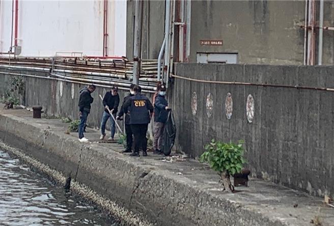 警方在亞灣區尋獲一塊疑似腹部組織，證實是第3名死者林婦的腹部。（本報資料照片／郭良傑高雄傳真）