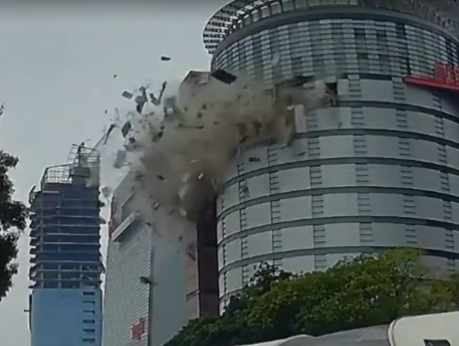 台中新光三越气爆惊悚瞬间。（民眾提供）