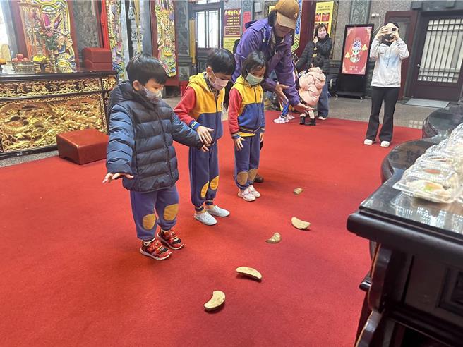 湖西乡立幼儿园13日安排学童到乡境内热门庙宇乞龟。（湖西乡公所提供／许逸民澎湖传真）