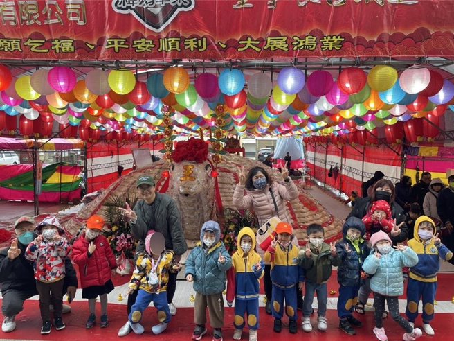 湖西乡立幼儿园13日安排学童到乡境内热门庙宇乞龟，图为龙门观音宫的大米包龟最让幼童觉得既有趣又难忘。（湖西乡公所提供／许逸民澎湖传真）