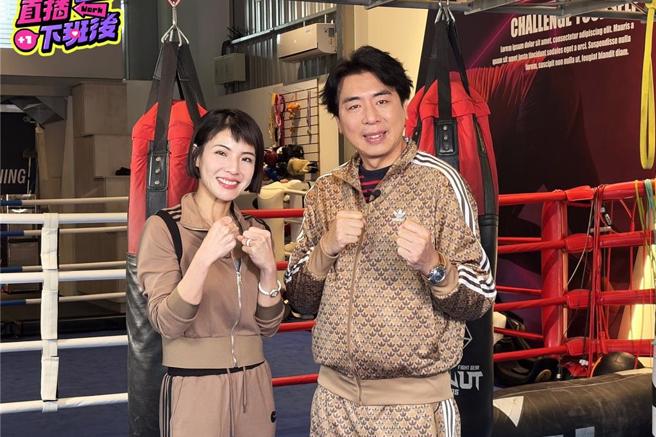 梁赫群（右）、徐小可一同主持《直播下班后》。（八大提供）