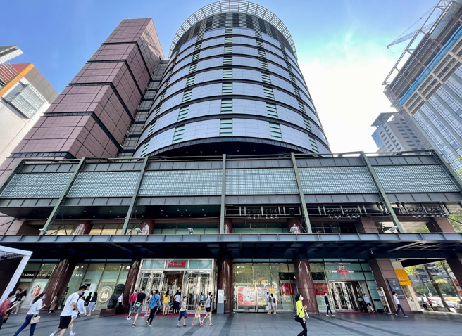 新光三越中港店是全台最赚钱的百货公司，去年业绩达258.3亿元。（翻摄Google Maps）