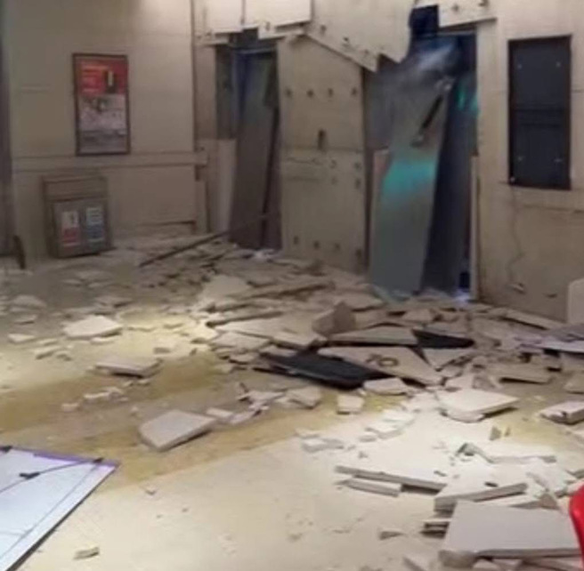 台中新光三越美食街被炸成一片废墟，内部凌乱不堪。(消防署提供)