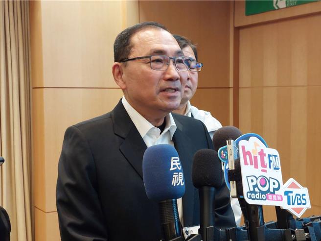 台中新光三越氣爆案，新北市長侯友宜表達對傷者及亡者家屬的關心，也已傳簡訊給盧秀燕市長，強調新北會全力協助。（陳慰慈攝）