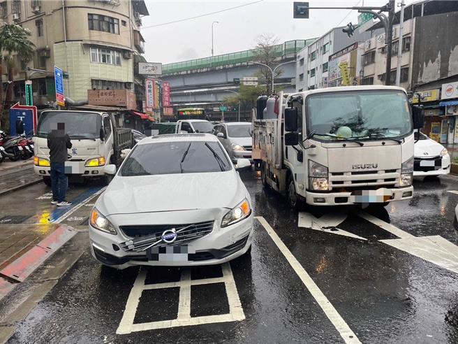 吴男疑因服用安眠药精神状况不佳而逆向、肇事逃逸遭警方送办。（警方提供）