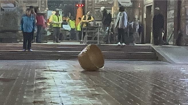 米萝站立象徵装满农作物，躺平意味流失一半，倒扣是无法装载之意，以此研判收成好不好。（周丽兰摄）