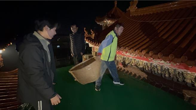 云林县崙背乡崇贤寺每年元宵夜跋米箩预测农作物收成，作法是把米萝从庙屋顶后方丢到庙埕，看米萝的姿态是什么。（周丽兰摄）