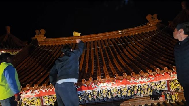 一名20多岁年轻人体验跋米箩，第四次才成功把米萝丢过屋顶。（周丽兰摄）