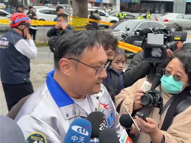 台中新光三越百货13日惊传气爆，台中市副市长郑照新指出，气爆楼层锁定10到12楼，目前10楼有局部塌陷，但有无影响结构，已请结构技师公会前往确认。（民眾提供／潘虹恩台中传真）