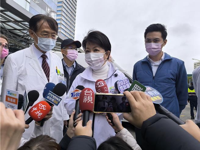 市长卢秀燕说明伤者情况。（李京升摄）