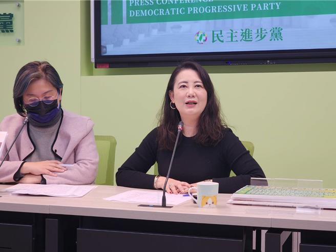 民進黨立委、黨團幹事長吳思瑤表示，昨日已替13位遭惡罷的綠營立委向黨中央請命，黨中央正面回應，將協助蒐集各地的不法事證，同時組成律師團隊因應後續可能的法律戰，另外中國也恐會介入罷免，黨中央也會全面協助因應輿論戰。(黃敬文攝)