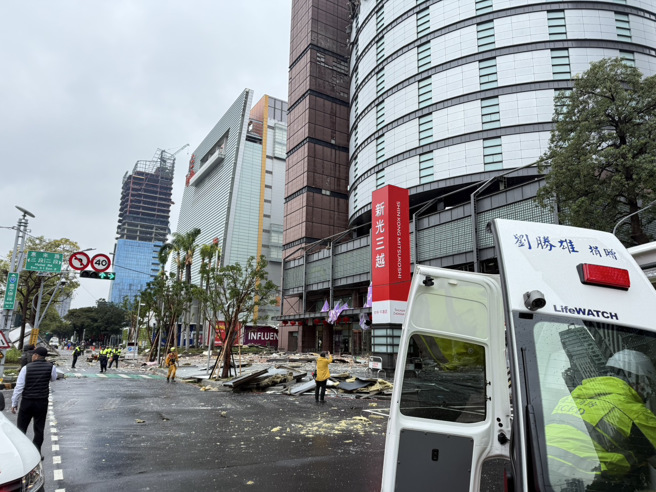 台中新光三越氣爆，林新醫院3人重傷搶救中。(民眾提供)