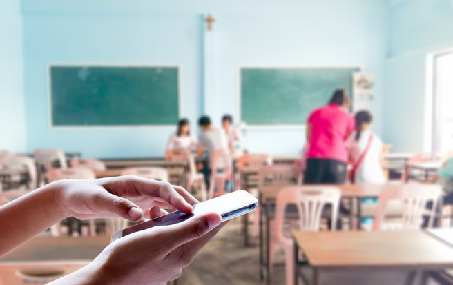 針對校園行動載具使用原則，教育部表示，3月邀請教師、家長各方代表商議草案，預計下學年度公告實施。（示意圖:shutterstock/達志）