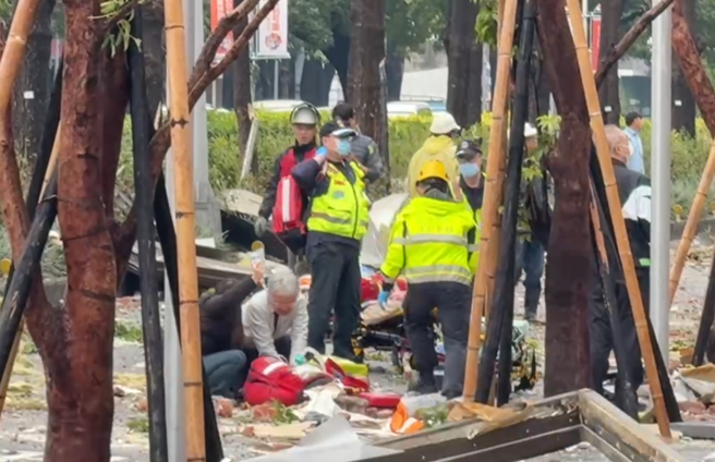 救护人员抢救中。（民眾提供）