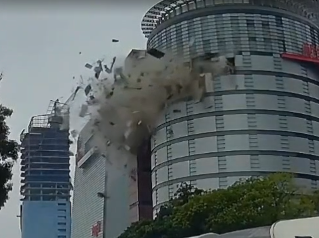 台中新光三越气爆。（民眾提供）