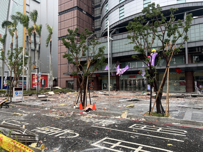 地板全是大楼散落的碎片。（台中_林欣仪摄）