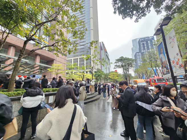 台中新光三越今上午发生气爆，灾情惨重。（读者提供）