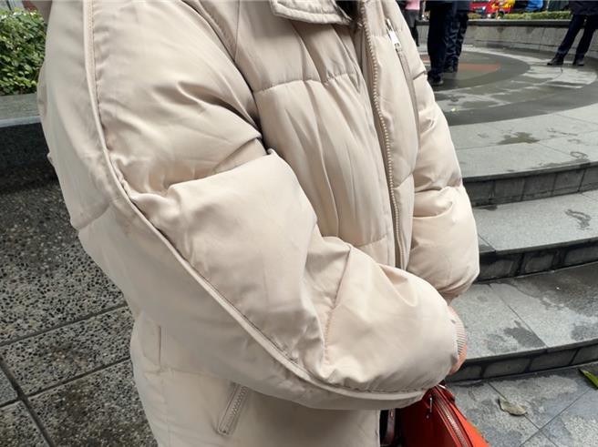 台中市新光三越13日惊传气爆，酿4死20伤惨剧，20岁洪小姐说，她今日来新光领取货，上楼吃饭，不料刚抵达美食街就听到爆炸声和刺鼻瓦斯味，把手上刚买10多万元的货物丢下，拔腿就逃。（潘虹恩摄）