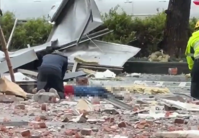 多人被炸飞倒地，热心民眾与救护人员急忙CPR抢救。（民眾提供）