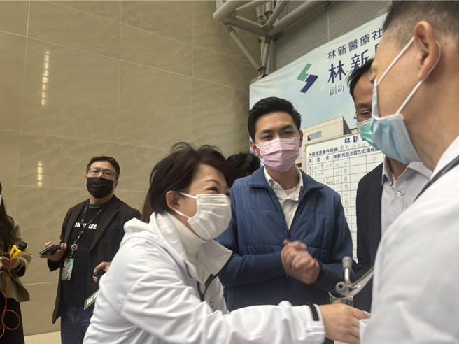 台中新光三越气爆，台中市长卢秀燕感谢医护人员。（冯惠宜摄）