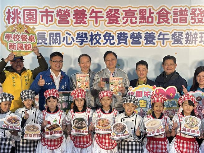桃园市长张善政13日至南崁国小视察营养午餐，他表示，今年桃园市政府共同编制「营养午餐亮点食谱」，让孩童吃得安心、开心。（姜霏摄）