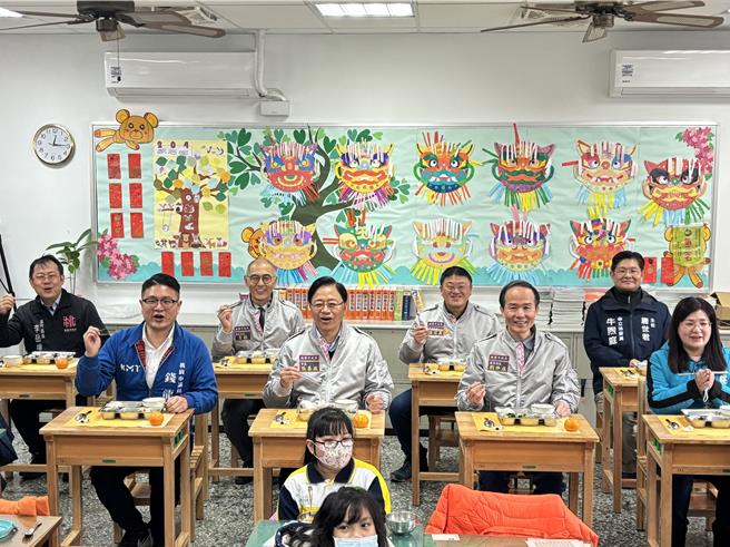 桃园市长张善政13日至南崁国小视察营养午餐，他表示，今年桃园市政府共同编制「营养午餐亮点食谱」，让孩童吃得安心、开心。（姜霏摄）