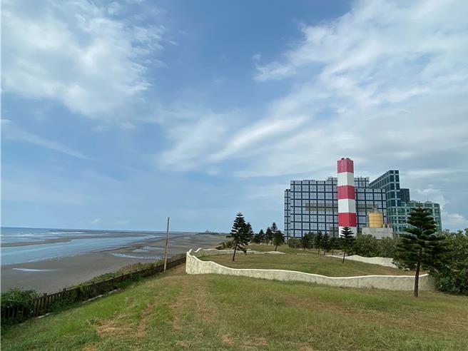 新竹市17公里海岸线风景区横跨新竹渔港、南寮、海山至苗栗县竹南交界，是民眾及游客热爱的休憩场域，市府启动优化工程后，8月将有新风貌。（陈育贤摄）