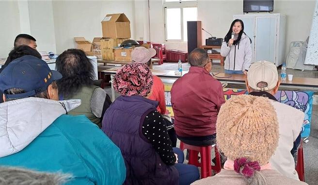 2025年2月13日澎湖县／澎湖最偏远的花屿村长上月18日补选前，时任澎湖地检署检察长陈佳秀（后）还率查察贿选及暴力执行小组前往召开选举查察会议，防杜贿选，以净化选风。（澎湖地检署提供／许逸民澎湖传真）