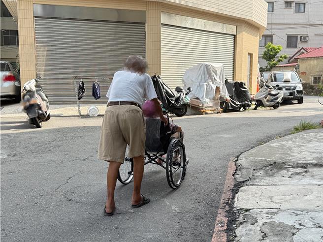 高雄市卫生局指出，去年高市老人免费装假牙计画共补助2147名长辈装假牙，今年也将持续补助计画执行，受理申请时段自3月1日起至6月30日，经费用罄即截止。（纪爰摄）