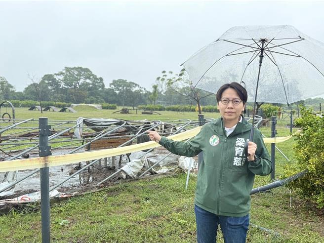 屏东河滨宠物公园在去年7月强颱凯米来袭后，园内顶棚、围篱全遭吹毁，且至今逾半年都未修復，对此，县议员梁育慈13日到场会勘，农业处承诺6月前修好。（梁育慈提供／谢佳潾屏东传真）