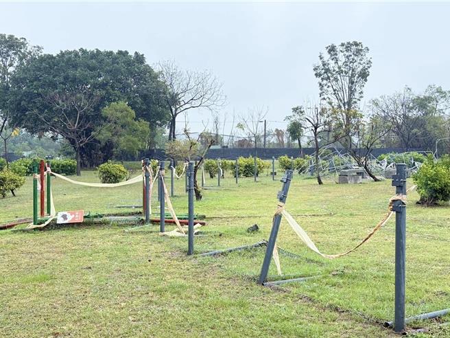 屏东河滨宠物公园在去年7月强颱凯米来袭后，园内顶棚、围篱全遭吹毁，且至今逾半年都未修復，对此，县议员梁育慈13日到场会勘，农业处承诺6月前修好。（梁育慈提供／谢佳潾屏东传真）