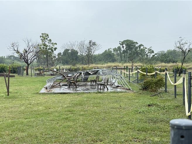 屏东河滨宠物公园在去年7月强颱凯米来袭后，园内顶棚、围篱全遭吹毁，且至今逾半年都未修復，对此，县议员梁育慈13日到场会勘，农业处承诺6月前修好。（梁育慈提供／谢佳潾屏东传真）