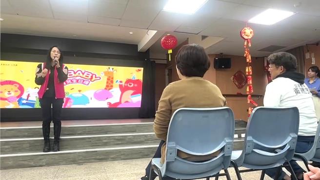 民进党立委陈莹（左）13日盛讚国民党立委黄建宾（右）是立法院最佳同事。（蔡旻妤摄）