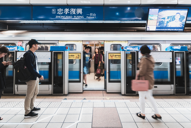 北捷东环段经捷运松山、永春、象山站，行人友善优先考量。图为北捷蓝线月台。（图：shutterstock／达志）