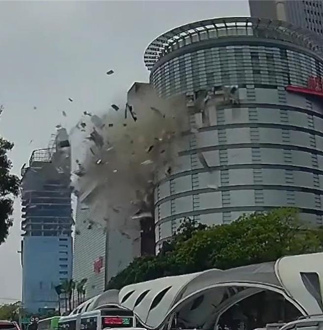 台中新光三越12楼美食街上午发生气爆，造成多人死伤。（民眾提供）