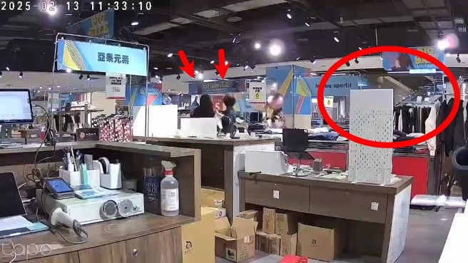 发生气爆的新光三越内部柜位上的监视器随之曝光，可见当时相当惊险。（民眾提供）