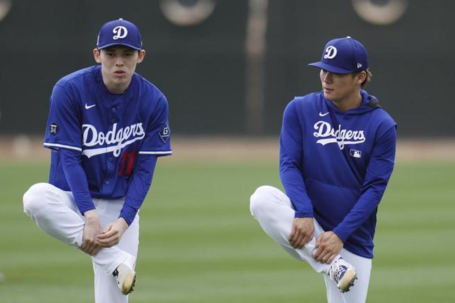 道奇的佐佐木朗希（左起）、山本由伸可望在东京开幕系列赛登板。（美联社）