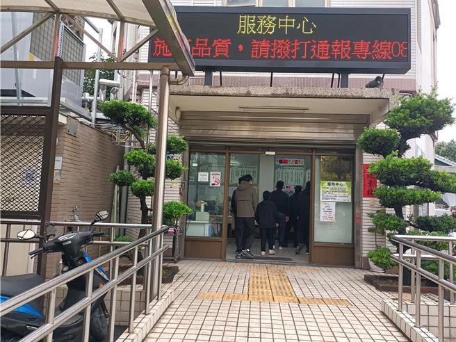 台中新光三越气爆，死者送抵殡仪馆，由礼仪社办理手续。（陈淑娥摄）