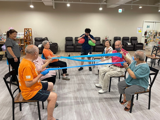 「银享力」团队带领长者结合游戏训练肌力。(照片/教育部提供)